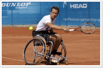 Philipp Kohlschreiber probiert Rollstuhltennis