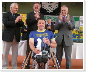 Siegerehrung Bayerische Meisterschaft 2005 mit Mensing (BTV-Präsident a.D.), Moosbauer (DJK) und Huber (Staatsminister a.D.)